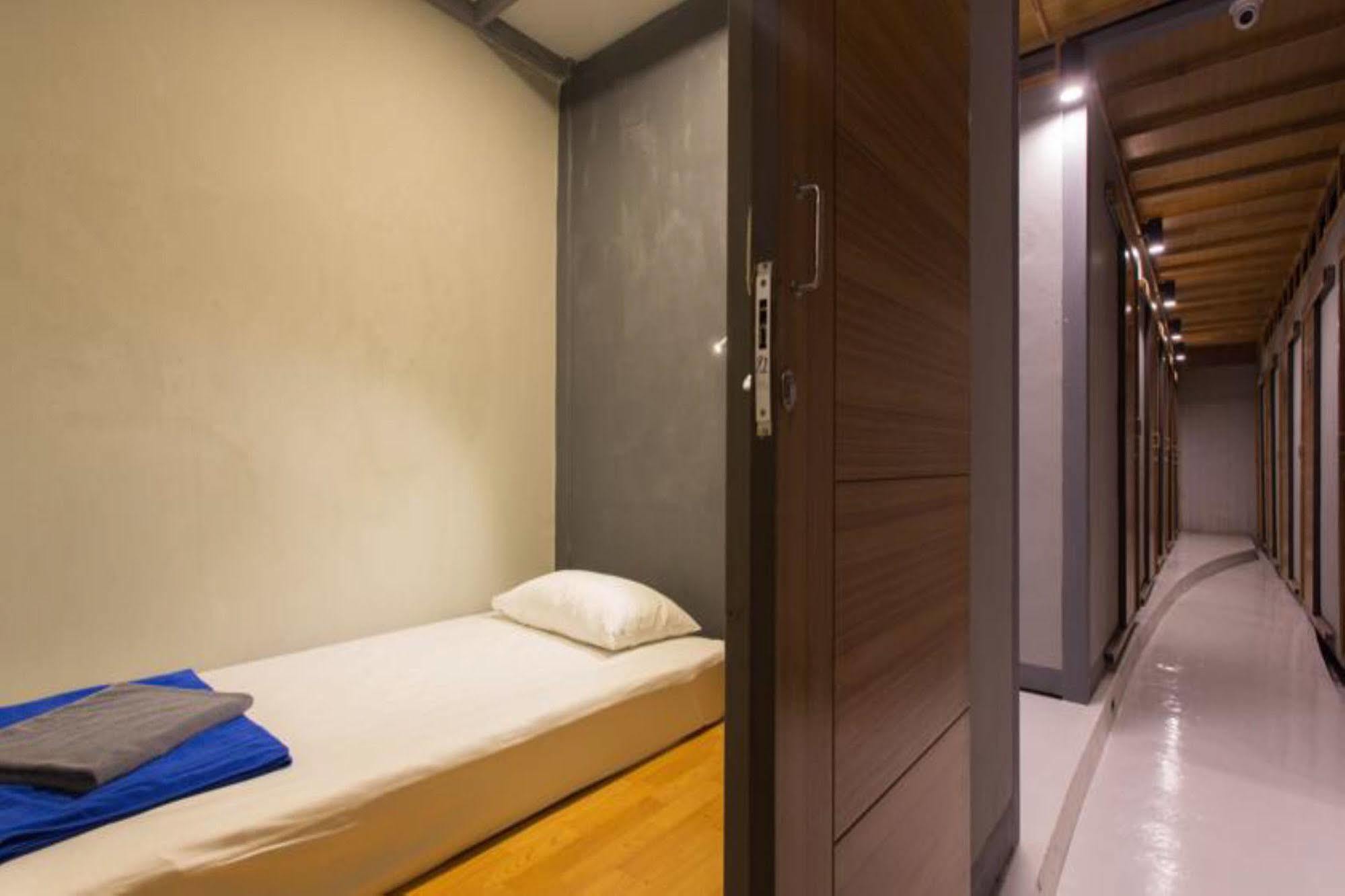 Holiday Station Hostel Крабі Екстер'єр фото