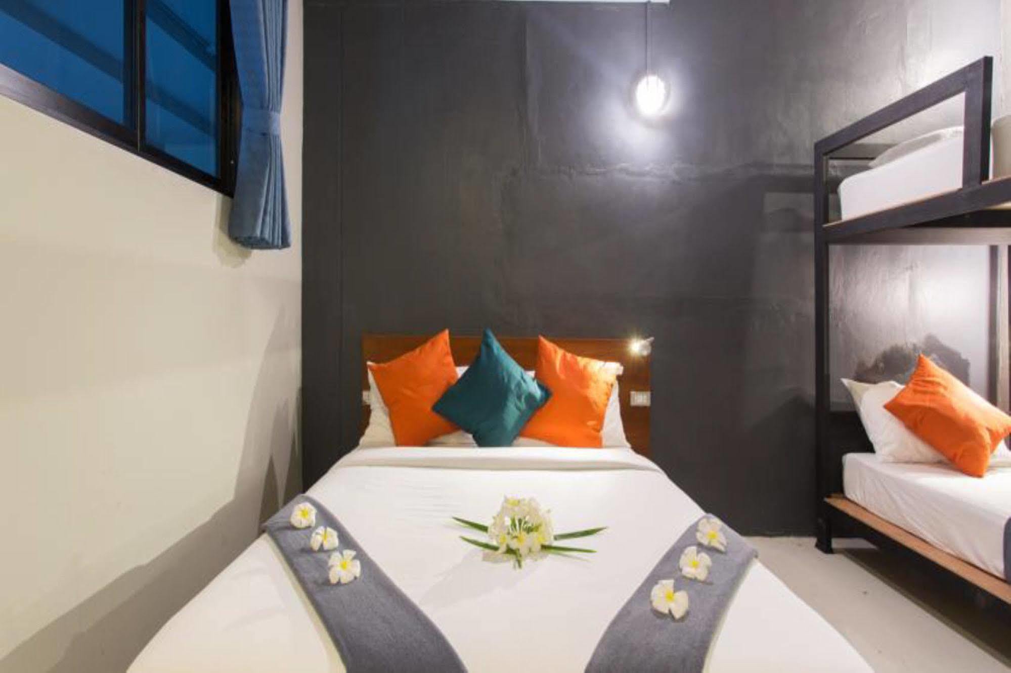 Holiday Station Hostel Крабі Екстер'єр фото